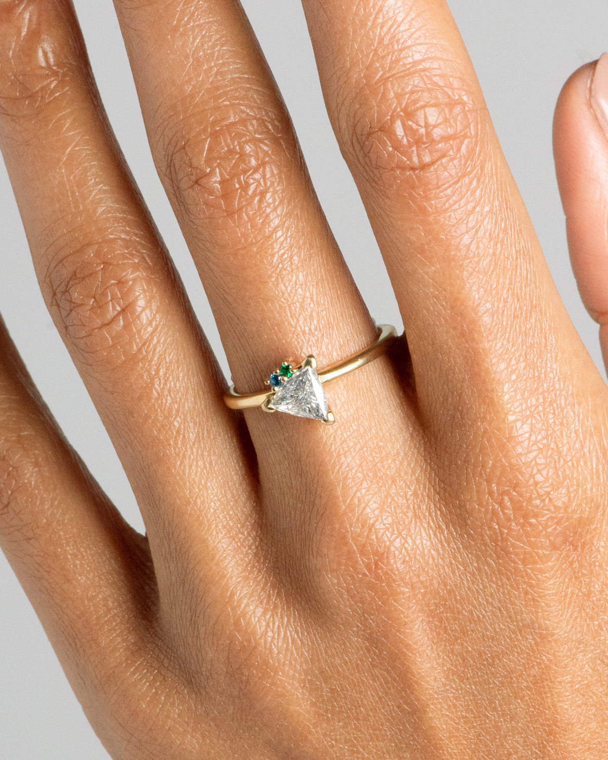 CUST_Trillion_and_Emerald_Cluster_Ring_Pepe_18kt_WEB2
