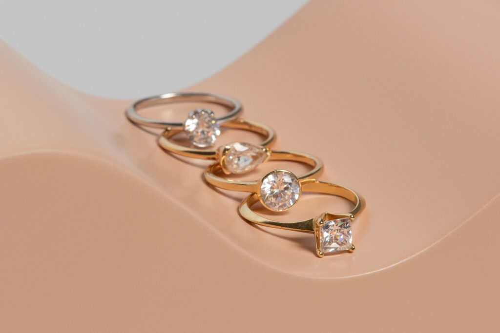 Several single-diamond rings in a line.